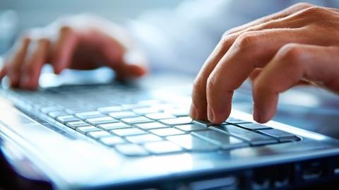 &Pi;ώ&sigmaf; &alpha;&pi;ό έ&nu;&alpha; &tau;&eta;&lambda;&epsilon;&phi;ώ&nu;&eta;&mu;&alpha; &kappa;&alpha;&tau;ά&phi;&epsilon;&rho;&alpha;&nu; &nu;&alpha; &tau;&eta;&nu; &epsilon;&xi;&alpha;&pi;&alpha;&tau;ή&sigma;&omicron;&upsilon;&nu; &kappa;&alpha;&iota; &nu;&alpha; &tau;&eta;&sigmaf; &alpha;&pi;&omicron;&sigma;&pi;ά&sigma;&omicron;&upsilon;&nu; 600 &epsilon;&upsilon;&rho;ώ-&Kappa;&alpha;&tau;&alpha;&gamma;&gamma;&epsilon;&lambda;ί&alpha; &sigma;&tau;&eta;&nu; &Alpha;&sigma;&tau;&upsilon;&nu;&omicron;&mu;ί&alpha;