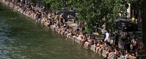 &Sigma;&tau;&omicron;&upsilon;&sigmaf; &omicron;&iota; 18 &nu;&epsilon;&kappa;&rho;&omicron;ί &alpha;&pi;ό &tau;&eta; &zeta;έ&sigma;&tau;&eta; &sigma;&tau;&eta; &Gamma;&alpha;&lambda;&lambda;ί&alpha;, &alpha;&nu;ά&mu;&epsilon;&sigma;&alpha; &tau;&omicron;&upsilon;&sigmaf; &delta;ύ&omicron; &pi;&alpha;&iota;&delta;&iota;ά-&Tau;&omicron; &theta;&epsilon;&rho;&mu;ό&mu;&epsilon;&tau;&rho;&omicron; &sigma;&kappa;&alpha;&rho;&phi;ά&lambda;&omega;&sigma;&epsilon; &sigma;&tau;&omicron;&upsilon;&sigmaf; 43 &beta;&alpha;&theta;&mu;&omicron;ύ&sigmaf; &Kappa;&epsilon;&lambda;&sigma;ί&omicron;&upsilon;