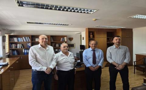 &Sigma;&tau;&eta;&rho;ί&zeta;&epsilon;&iota; &Pi;&rho;&omicron;&kappa;ό&pi;&eta; &Pi;&rho;&omicron;&kappa;&omicron;&pi;ί&omicron;&upsilon; &gamma;&iota;&alpha; &tau;&eta;&nu; &alpha;&nu;&tau;&iota;&delta;&eta;&mu;&alpha;&rho;&chi;ί&alpha; &Alpha;&gamma;&lambda;&alpha;&nu;&tau;&zeta;&iota;ά&sigmaf; &tau;&omicron; &Epsilon;&Lambda;&Alpha;&Mu;-&laquo;Έ&chi;&epsilon;&iota; &alpha;&pi;&omicron;&delta;&epsilon;ί&xi;&epsilon;&iota; ό&tau;&iota; &delta;&iota;&alpha;&theta;έ&tau;&epsilon;&iota; &tau;&eta;&nu; &epsilon;&mu;&pi;&epsilon;&iota;&rho;ί&alpha;, &tau;&eta; &gamma;&nu;ώ&sigma;&eta; &kappa;&alpha;&iota; &tau;&eta; &delta;&iota;ά&theta;