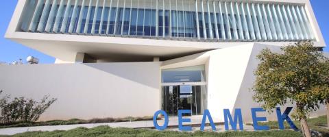 &Alpha;&upsilon;&tau;ή &epsilon;ί&nu;&alpha;&iota; &eta; &nu;έ&alpha; &eta;&gamma;&epsilon;&sigma;ί&alpha; &tau;&eta;&sigmaf; &Omicron;&Epsilon;&Lambda;&Mu;&Epsilon;&Kappa;, &sigma;&tau;&omicron; &tau;&iota;&mu;ό&nu;&iota; &omicron; &Kappa;&omega;&nu;&sigma;&tau;&alpha;&nu;&tau;ί&nu;&omicron;&upsilon;-&Epsilon;&xi; &eta;&mu;&iota;&sigma;&epsilon;ί&alpha;&sigmaf; &eta; &pi;&rho;&omicron;&epsilon;&delta;&rho;ί&alpha;, &alpha;&lambda;&lambda;ά&zeta;&epsilon;&iota; &chi;έ&rho;&iota;&alpha; &sigma;&tau;&omicron;&upsilon;&sigmaf; 18 &mu;ή&nu;&epsilon;&sigmaf;