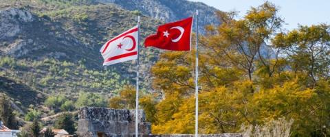 &laquo;&Alpha;&pi;&omicron;&kappa;&alpha;&lambda;ύ&pi;&tau;&epsilon;&iota;&raquo; &nu;έ&omicron; &sigma;&chi;έ&delta;&iota;&omicron; &lambda;ύ&sigma;&eta;&sigmaf; &tau;&omicron;&upsilon; &Kappa;&upsilon;&pi;&rho;&iota;&alpha;&kappa;&omicron;ύ &alpha;&pi;ό &Omicron;&lambda;&gamma;&kappa;ί&nu; &mu;&epsilon; &epsilon;&pi;&iota;&sigma;&tau;&rho;&omicron;&phi;ή &Beta;&alpha;&rho;&omega;&sigma;ί&omega;&nu; &kappa;&alpha;&iota; &Mu;ό&rho;&phi;&omicron;&upsilon; &eta; &Sigma;&omicron;&tau;&zeta;&omicron;ύ-&Tau;&alpha; &alpha;&nu;&tau;&alpha;&lambda;&lambda;ά&gamma;&mu;&alpha;&tau;&alpha; &sigma;&tau;&omicron;&upsilon;&sigmaf; &Tau;&omicron;ύ&rho;&kappa;&omicron;&upsilon;&sigmaf;