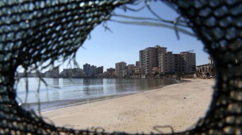 &laquo;&Alpha;&pi;&omicron;&kappa;&alpha;&lambda;ύ&pi;&tau;&epsilon;&iota;&raquo; &nu;έ&omicron; &sigma;&chi;έ&delta;&iota;&omicron; &lambda;ύ&sigma;&eta;&sigmaf; &tau;&omicron;&upsilon; &Kappa;&upsilon;&pi;&rho;&iota;&alpha;&kappa;&omicron;ύ &alpha;&pi;ό &Omicron;&lambda;&gamma;&kappa;ί&nu; &mu;&epsilon; &epsilon;&pi;&iota;&sigma;&tau;&rho;&omicron;&phi;ή &Beta;&alpha;&rho;&omega;&sigma;ί&omega;&nu; &kappa;&alpha;&iota; &Mu;ό&rho;&phi;&omicron;&upsilon;