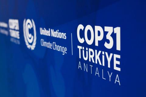 &Xi;&epsilon;&kappa;ά&theta;&alpha;&rho;&alpha; &mu;&eta;&nu;ύ&mu;&alpha;&tau;&alpha; &alpha;&pi;ό &Epsilon;&Epsilon; &pi;&rho;&omicron;&sigmaf; &Tau;&omicron;&upsilon;&rho;&kappa;ί&alpha; &gamma;&iota;&alpha; &tau;&omicron;&nu; &alpha;&pi;&omicron;&kappa;&lambda;&epsilon;&iota;&sigma;&mu;ό &tau;&eta;&sigmaf; &Kappa;ύ&pi;&rho;&omicron;&upsilon; &alpha;&pi;ό &tau;&eta;&nu; COP31-&laquo;&Epsilon;ί&mu;&alpha;&sigma;&tau;&epsilon; &mu;&iota;&alpha; Έ&nu;&omega;&sigma;&eta; &tau;&omega;&nu; 27, &tau;&epsilon;&lambda;&epsilon;ί&alpha; &kappa;&alpha;&iota; &pi;&alpha;ύ&lambda;&alpha;&raquo;