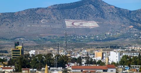 &Delta;&iota;&alpha;&chi;&omega;&rho;ί&zeta;&epsilon;&iota; &tau;&eta;&nu; &theta;έ&sigma;&eta; &tau;&omicron;&upsilon; &gamma;&iota;&alpha; &tau;&omicron;&nu; &Tau;/&kappa; &pi;&omicron;&upsilon; &sigma;&chi;&epsilon;&delta;ί&alpha;&sigma;&epsilon; &tau;&eta;&nu; &sigma;&eta;&mu;&alpha;ί&alpha; &tau;&omicron;&upsilon; &psi;&epsilon;&upsilon;&delta;&omicron;&kappa;&rho;ά&tau;&omicron;&upsilon;&sigmaf; &sigma;&epsilon; έ&kappa;&theta;&epsilon;&sigma;&eta; &tau;&omicron;&upsilon; &Delta;ή&mu;&omicron;&upsilon; &Lambda;&epsilon;&upsilon;&kappa;&omega;&sigma;ί&alpha;&sigmaf; &omicron; &Delta;&Eta;&Sigma;&Upsilon;-&Delta;&iota;&alpha;&phi;ώ&nu;&eta;&sigma;&epsilon; &eta; &delta;&eta;&mu;&omicron;
