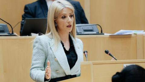 &Sigma;&tau;&eta;&nu; &Alpha;&theta;ή&nu;&alpha; &eta; &Alpha;&nu;&nu;ί&tau;&alpha; &Delta;&eta;&mu;&eta;&tau;&rho;ί&omicron;&upsilon;-&Sigma;&upsilon;&nu;&alpha;&nu;&tau;ά &Mu;&eta;&tau;&sigma;&omicron;&tau;ά&kappa;&eta;, &Kappa;&alpha;&kappa;&lambda;&alpha;&mu;ά&nu;&eta; &kappa;&alpha;&iota; &alpha;&pi;&epsilon;&upsilon;&theta;ύ&nu;&epsilon;&tau;&alpha;&iota; &sigma;&tau;&eta;&nu; &Omicron;&lambda;&omicron;&mu;έ&lambda;&epsilon;&iota;&alpha; &tau;&eta;&sigmaf; &epsilon;&lambda;&lambda;&eta;&nu;&iota;&kappa;ή&sigmaf; &Beta;&omicron;&upsilon;&lambda;ή&sigmaf;