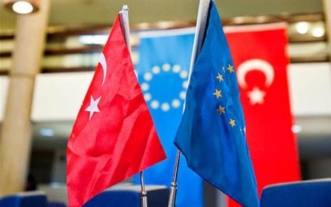 &Tau;&rho;&iota;&pi;&lambda;ή &epsilon;&pi;ί&sigma;&kappa;&epsilon;&psi;&eta; &tau;&eta;&sigmaf; &Epsilon;&Epsilon; &sigma;&tau;&eta;&nu; Ά&gamma;&kappa;&upsilon;&rho;&alpha;, &sigma;&tau;&omicron; &tau;&rho;&alpha;&pi;έ&zeta;&iota; &Kappa;&upsilon;&pi;&rho;&iota;&alpha;&kappa;ό, &beta;ί&zeta;&alpha; &kappa;&alpha;&iota; &mu;&epsilon;&tau;&alpha;&nu;&alpha;&sigma;&tau;&epsilon;&upsilon;&tau;&iota;&kappa;ό