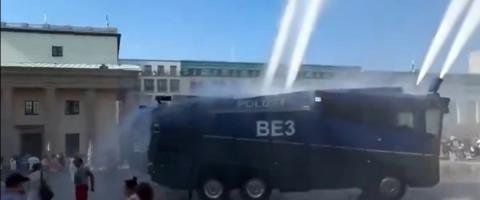 &Sigma;&epsilon; &kappa;&lambda;&omicron;&iota;ό &kappa;&alpha;ύ&sigma;&omega;&nu;&alpha; &eta; &Epsilon;&upsilon;&rho;ώ&pi;&eta;-&Alpha;&sigma;&tau;&upsilon;&nu;&omicron;&mu;&iota;&kappa;ά &omicron;&chi;ή&mu;&alpha;&tau;&alpha; &rho;ί&chi;&nu;&omicron;&upsilon;&nu; &nu;&epsilon;&rho;ό &sigma;&epsilon; &pi;&omicron;&lambda;ί&tau;&epsilon;&sigmaf; &sigma;&tau;&eta; &Gamma;&epsilon;&rho;&mu;&alpha;&nu;ί&alpha;, &pi;&epsilon;&rho;ί&pi;&omicron;&upsilon; 1.000 &epsilon;&pi;&iota;&pi;&lambda;έ&omicron;&nu; &nu;&epsilon;&kappa;&rho;&omicron;ί &sigma;&tau;&eta; &Gamma;&alpha;&lambda;&lambda;ί&alpha;