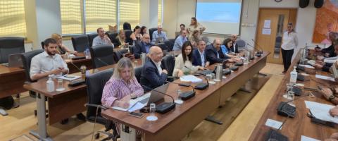&Mu;&epsilon; &alpha;&gamma;&kappa;ά&theta;&iota; &tau;&omicron; &upsilon;&delta;&alpha;&tau;&iota;&kappa;ό &eta; &pi;&rho;ώ&tau;&eta; &sigma;&upsilon;&nu;&epsilon;&delta;&rho;ί&alpha; &tau;&eta;&sigmaf; &Epsilon;&pi;&iota;&tau;&rho;&omicron;&pi;ή&sigmaf; &Gamma;&epsilon;&omega;&rho;&gamma;ί&alpha;&sigmaf;-&laquo;&Eta; ά&rho;&delta;&epsilon;&upsilon;&sigma;&eta; &delta;&upsilon;&sigma;&tau;&upsilon;&chi;ώ&sigmaf; &epsilon;ί&nu;&alpha;&iota; &omicron; &phi;&tau;&omega;&chi;ό&sigmaf; &sigma;&upsilon;&gamma;&gamma;&epsilon;&nu;ή&sigmaf; &sigma;&tau;&eta;&nu; &Kappa;ύ&pi;&rho;&omicron;&raquo;