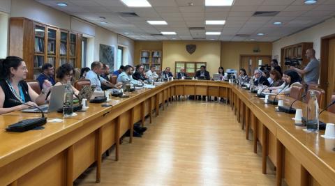 &Tau;&omicron; &nu;&omicron;&mu;&omicron;&sigma;&chi;έ&delta;&iota;&omicron; &gamma;&iota;&alpha; &tau;&omicron; &mu;&eta;&tau;&rho;ώ&omicron; &kappa;&alpha;&lambda;&lambda;&iota;&tau;&epsilon;&chi;&nu;ώ&nu; &sigma;&tau;&eta; &sigma;&upsilon;&nu;ά&nu;&tau;&eta;&sigma;&eta; &tau;&eta;&sigmaf; &Epsilon;&pi;. &Pi;&alpha;&iota;&delta;&epsilon;ί&alpha;&sigmaf; &mu;&epsilon; &Upsilon;&phi;&upsilon;&pi;&omicron;&upsilon;&rho;&gamma;&epsilon;ί&omicron;-&laquo;&Pi;&alpha;&rho;&alpha;&mu;έ&nu;&omicron;&upsilon;&nu; &sigma;&omicron;&beta;&alpha;&rho;έ&sigmaf; &epsilon;&kappa;&kappa;&rho;&epsilon;&mu;ό&tau;&eta;&tau;&epsilon;&sigmaf;&raquo;