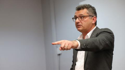 &laquo;&Delta;&epsilon;&nu; &upsilon;&pi;ά&rho;&chi;&epsilon;&iota; &sigma;&chi;έ&delta;&iota;&omicron;, &pi;&alpha;&rho;ά &mu;ό&nu;&omicron; &kappa;ά&pi;&omicron;&iota;&epsilon;&sigmaf; &iota;&delta;έ&epsilon;&sigmaf;&raquo; &omicron; &Epsilon;&rho;&chi;&iota;&omicron;&upsilon;&rho;&mu;ά&nu; &pi;&omicron;&upsilon; &beta;&lambda;έ&pi;&epsilon;&iota; &pi;&rho;&omicron;&beta;&omicron;&kappa;ά&tau;&sigma;&iota;&alpha;, &delta;&upsilon;&sigma;&alpha;&rho;&epsilon;&sigma;&tau;&eta;&mu;έ&nu;&omicron;&sigmaf; &mu;&epsilon; &Omicron;&lambda;&gamma;&kappa;ί&nu; &omicron; &Tau;&alpha;&tau;ά&rho; &pi;&omicron;&upsilon; &alpha;&mu;&phi;&iota;&sigma;&beta;&eta;&tau;&epsilon;ί