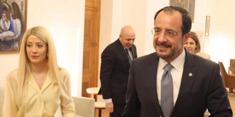 Έ&sigma;&tau;&epsilon;&iota;&lambda;&epsilon; &mu;&eta;&nu;ύ&mu;&alpha;&tau;&alpha; &epsilon;&nu;ό&psi;&epsilon;&iota; &epsilon;&xi;&epsilon;&lambda;ί&xi;&epsilon;&omega;&nu; &sigma;&tau;&omicron; &Kappa;&upsilon;&pi;&rho;&iota;&alpha;&kappa;ό &eta; &Alpha;&nu;&nu;ί&tau;&alpha; &Delta;&eta;&mu;&eta;&tau;&rho;ί&omicron;&upsilon;-&laquo;&Sigma;&tau;&omicron; &pi;&lambda;&epsilon;&upsilon;&rho;ό &Chi;&rho;&iota;&sigma;&tau;&omicron;&delta;&omicron;&upsilon;&lambda;ί&delta;&eta; &sigma;&epsilon; &kappa;ά&theta;&epsilon; &pi;&rho;&omicron;&sigma;&pi;ά&theta;&epsilon;&iota;&alpha; &epsilon;&pi;&alpha;&nu;έ&nu;&omega;&sigma;&eta; &tau;&eta;&sigmaf; &Kappa;ύ&pi;&rho;&omicron;