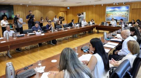 &Mu;&alpha;&lambda;&lambda;&iota;ά &kappa;&omicron;&upsilon;&beta;ά&rho;&iota;&alpha; &sigma;&tau;&eta;&nu; &Epsilon;&pi;. &Omicron;&iota;&kappa;&omicron;&nu;&omicron;&mu;&iota;&kappa;ώ&nu; &tau;&omicron;&nu; &Omicron;&rho;&gamma;&alpha;&nu;&iota;&sigma;&mu;ό &Alpha;&nu;ά&pi;&tau;&upsilon;&xi;&eta;&sigmaf; &Epsilon;&pi;&iota;&chi;&epsilon;&iota;&rho;ή&sigma;&epsilon;&omega;&nu;-&Mu;ί&lambda;&eta;&sigma;&epsilon; &gamma;&iota;&alpha; &laquo;&delta;&iota;&alpha;&delta;&iota;&kappa;&alpha;&sigma;ί&alpha; &pi;&alpha;&rho;&omega;&delta;ί&alpha;&raquo; &omicron; &Delta;&alpha;&mu;&iota;&alpha;&nu;&omicron;ύ, &alpha;&pi;έ&rho;&rho;&iota;&psi;&epsilon; &eta; &Epsilon;