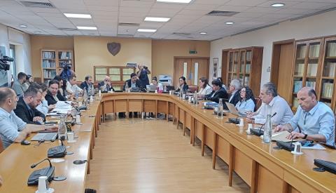 &laquo;Έ&lambda;&lambda;&epsilon;&iota;&psi;&eta; &upsilon;&pi;&omicron;&delta;&omicron;&mu;ώ&nu;, &gamma;ή&pi;&epsilon;&delta;&alpha; &chi;&omega;&rho;ά&phi;&iota;&alpha;. Έ&pi;&rho;&epsilon;&pi;&epsilon; &nu;&alpha; &epsilon;ί&chi;&alpha;&mu;&epsilon; &kappa;ά&nu;&epsilon;&iota; &nu;ό&mu;&omicron; &chi;&theta;&epsilon;&sigmaf;&raquo;-&Eta; &alpha;&nu;ά&gamma;&kappa;&eta; &theta;&epsilon;&sigma;&mu;&omicron;&theta;έ&tau;&eta;&sigma;&eta;&sigmaf; &Alpha;&theta;&lambda;&eta;&tau;&iota;&kappa;ώ&nu; &Sigma;&chi;&omicron;&lambda;&epsilon;ί&omega;&nu; &sigma;&tau;&omicron; &epsilon;&pi;ί&kappa;&epsilon;&nu;&tau;&rho;&omicron; &tau;&eta;&sigmaf; &Epsilon;&pi;