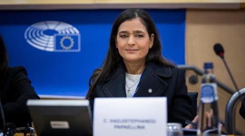 &kappa;. &Pi;&alpha;&pi;&alpha;έ&lambda;&lambda;&eta;&nu;&alpha;: &Eta; &Kappa;&upsilon;&beta;έ&rho;&nu;&eta;&sigma;&eta; &pi;&alpha;&rho;&alpha;&mu;έ&nu;&epsilon;&iota; &pi;&rho;&omicron;&sigma;&eta;&lambda;&omega;&mu;έ&nu;&eta; &sigma;&tau;&eta;&nu; &epsilon;&nu;ί&sigma;&chi;&upsilon;&sigma;&eta; &sigma;&upsilon;&nu;&epsilon;&rho;&gamma;&epsilon;&iota;ώ&nu; &gamma;&iota;&alpha; &beta;&iota;ώ&sigma;&iota;&mu;&eta; &alpha;&nu;ά&pi;&tau;&upsilon;&xi;&eta;