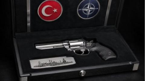 Έ&kappa;&alpha;&nu;&epsilon; &delta;ώ&rho;&omicron; &pi;&epsilon;&rho;ί&sigma;&tau;&rho;&omicron;&phi;&omicron; &mu;&epsilon; &sigma;&phi;&alpha;ί&rho;&epsilon;&sigmaf; &sigma;&epsilon; &kappa;ά&theta;&epsilon; &eta;&gamma;έ&tau;&eta; &tau;&omicron;&upsilon; &Nu;&Alpha;&Tau;&Omicron; &omicron; &Epsilon;&rho;&nu;&tau;&omicron;&gamma;ά&nu;-&Tau;&omicron; ά&phi;&eta;&sigma;&epsilon; &sigma;&tau;&eta;&nu; &Tau;&omicron;&upsilon;&rho;&kappa;ί&alpha;