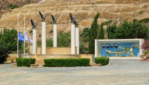 &Alpha;&pi;έ&tau;&iota;&sigma;&epsilon; &phi;ό&rho;&omicron; &tau;&iota;&mu;ή&sigmaf; &gamma;&iota;&alpha; &tau;&eta;&nu; &tau;&rho;&alpha;&gamma;&omega;&delta;ί&alpha; &mu;&epsilon; &tau;&omicron; &mu;&omicron;&iota;&rho;&alpha;ί&omicron; Bell &tau;&omicron; 2002 &sigma;&tau;&alpha; &Kappa;&omicron;ύ&kappa;&lambda;&iota;&alpha; &eta; &Beta;&omicron;&upsilon;&lambda;ή-Έ&chi;&alpha;&sigma;&alpha;&nu; &tau;&eta; &zeta;&omega;ή &omicron; &alpha;&rho;&chi;&eta;&gamma;ό&sigmaf; &tau;&eta;&sigmaf; &Epsilon;&Phi; &kappa;&alpha;&iota; &pi;έ&nu;&tau;&epsilon; &alpha;&xi;&iota;&omega;&mu;&alpha;