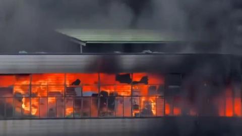 Συγκλονιστικά βίντεο από πυρκαγιά σε εργοστάσιο στην Κίνα-Εγκλωβισμένοι κρέμονται από την ταράτσα για να σωθούν