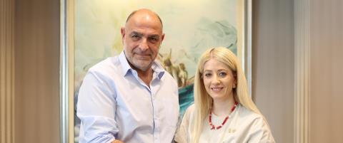&Sigma;&upsilon;&nu;&epsilon;&chi;ί&zeta;&epsilon;&iota; &tau;&eta;&nu; &alpha;&xi;&iota;&omicron;&pi;&omicron;ί&eta;&sigma;&eta; &sigma;&tau;&epsilon;&lambda;&epsilon;&chi;ώ&nu; &eta; &Alpha;&nu;&nu;ί&tau;&alpha;-&Epsilon;&iota;&delta;&iota;&kappa;ό&sigmaf; &sigma;ύ&mu;&beta;&omicron;&lambda;&omicron;&sigmaf; &gamma;&iota;&alpha; &tau;&eta;&nu; &alpha;&mu;&upsilon;&nu;&tau;&iota;&kappa;ή &delta;&iota;&pi;&lambda;&omega;&mu;&alpha;&tau;ί&alpha; &kappa;&alpha;&iota; &tau;&alpha; &theta;έ&mu;&alpha;&tau;&alpha; &alpha;&gamma;&nu;&omicron;&upsilon;&mu;έ&nu;&omega;&nu; &omicron; &Pi;ά&rho;&iota;&sigmaf; &Mu;ά&rho;&kappa;&omicron;&upsilon;