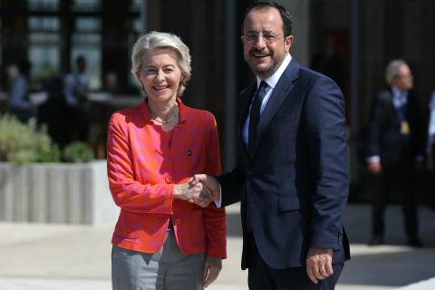 &Beta;&lambda;έ&pi;&epsilon;&iota; &Phi;&omicron;&nu; &nu;&tau;&epsilon;&rho; &Lambda;ά&iota;&epsilon;&nu; &kappa;&alpha;&iota; &xi;έ&nu;&omicron;&upsilon;&sigmaf; &eta;&gamma;έ&tau;&epsilon;&sigmaf; &sigma;&tau;&omicron; &Pi;&alpha;&rho;ί&sigma;&iota; &omicron; &Nu;ί&kappa;&omicron;&sigmaf; &Chi;&rho;&iota;&sigma;&tau;&omicron;&delta;&omicron;&upsilon;&lambda;ί&delta;&eta;&sigmaf;