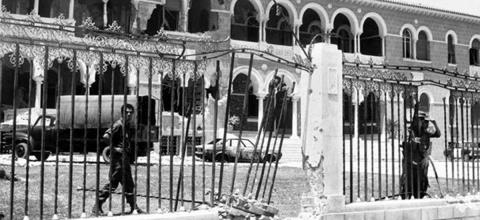 &laquo;&Alpha;&lambda;έ&xi;&alpha;&nu;&delta;&rho;&omicron;&sigmaf; &epsilon;&iota;&sigma;ή&lambda;&theta;&epsilon; &nu;&omicron;&sigma;&omicron;&kappa;&omicron;&mu;&epsilon;ί&omicron;&nu;&raquo;-&Tau;&omicron; &chi;&rho;&omicron;&nu;&iota;&kappa;ό &tau;&eta;&sigmaf; 15&eta;&sigmaf; &Iota;&omicron;&upsilon;&lambda;ί&omicron;&upsilon; 1974 &pi;&omicron;&upsilon; ά&nu;&omicron;&iota;&xi;&epsilon; &tau;&omicron;&nu; &delta;&rho;ό&mu;&omicron; &gamma;&iota;&alpha; &tau;&eta;&nu; &tau;&omicron;&upsilon;&rho;&kappa;&iota;&kappa;ή &epsilon;&iota;&sigma;&beta;&omicron;&lambda;ή