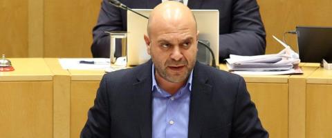 &Kappa;&alpha;&tau;&alpha;&delta;ί&kappa;&alpha;&sigma;&epsilon;&hellip; &mu;&epsilon; &omicron;&upsilon;&rho;ά &tau;&omicron; &pi;&rho;&alpha;&xi;&iota;&kappa;ό&pi;&eta;&mu;&alpha; &tau;&omicron;&upsilon; 1974 &omicron; &pi;&rho;ό&epsilon;&delta;&rho;&omicron;&sigmaf; &tau;&omicron;&upsilon; &Epsilon;&Lambda;&Alpha;&Mu; &alpha;&pi;ό &tau;&omicron; &beta;ή&mu;&alpha; &tau;&eta;&sigmaf; &Beta;&omicron;&upsilon;&lambda;ή&sigmaf;