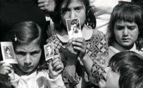 &Zeta;&eta;&tau;ά &alpha;&pi;ό &tau;&eta;&nu; &Pi;&omicron;&lambda;&iota;&tau;&epsilon;ί&alpha; &nu;&alpha; &sigma;&tau;&alpha;&theta;&epsilon;ί &delta;ί&pi;&lambda;&alpha; &sigma;&tau;&alpha; &pi;&alpha;&iota;&delta;&iota;ά &alpha;&gamma;&nu;&omicron;&omicron;&upsilon;&mu;έ&nu;&omega;&nu; &tau;&omicron; &Sigma;&omega;&mu;&alpha;&tau;&epsilon;ί&omicron; &laquo;&omicron;&iota; 1,619&raquo;-&laquo;&Zeta;&eta;&tau;&omicron;ύ&mu;&epsilon; &delta;&iota;&kappa;&alpha;&iota;&omicron;&sigma;ύ&nu;&eta; &kappa;&alpha;&iota; έ&mu;&pi;&rho;&alpha;&kappa;&tau;&eta; &alpha;&nu;&alpha;&gamma;&nu;ώ&rho;&iota;&sigma;&eta;&raquo;